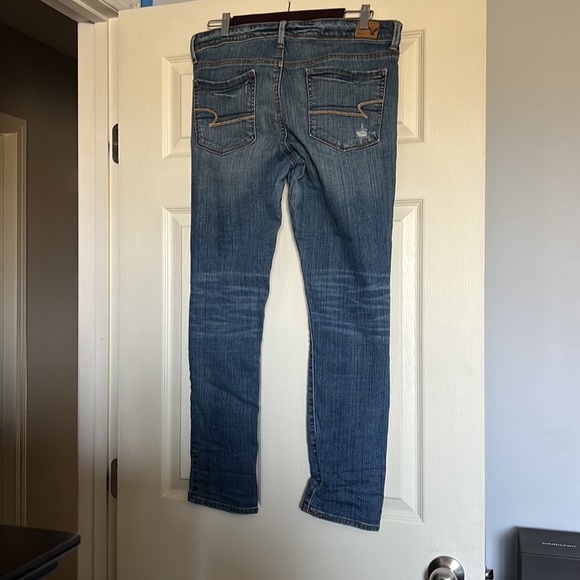 Distressed medium wash American Eagle Jeans - Picture 2 of 7